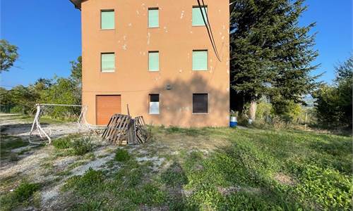 CASA INDIPENDENTE CON AMPIO TERRENO
