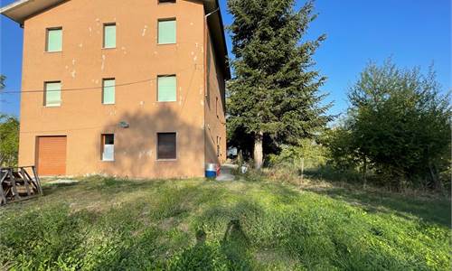 CASA INDIPENDENTE CON AMPIO TERRENO